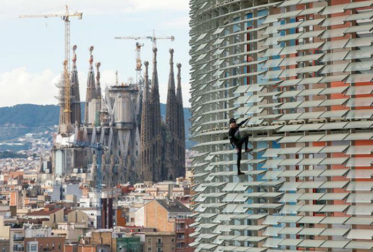 Francuski Spiderman osvojio jedan od najviših nebodera u Barceloni