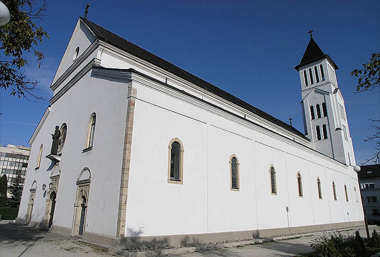 Adventski vijenac pred crkvom sv. Ante Padovanskog 