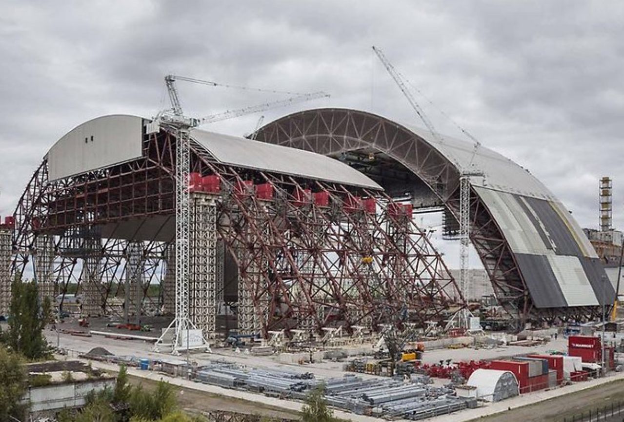 Gigantskom betonskom kupolom pokriven reaktor u Černobilu