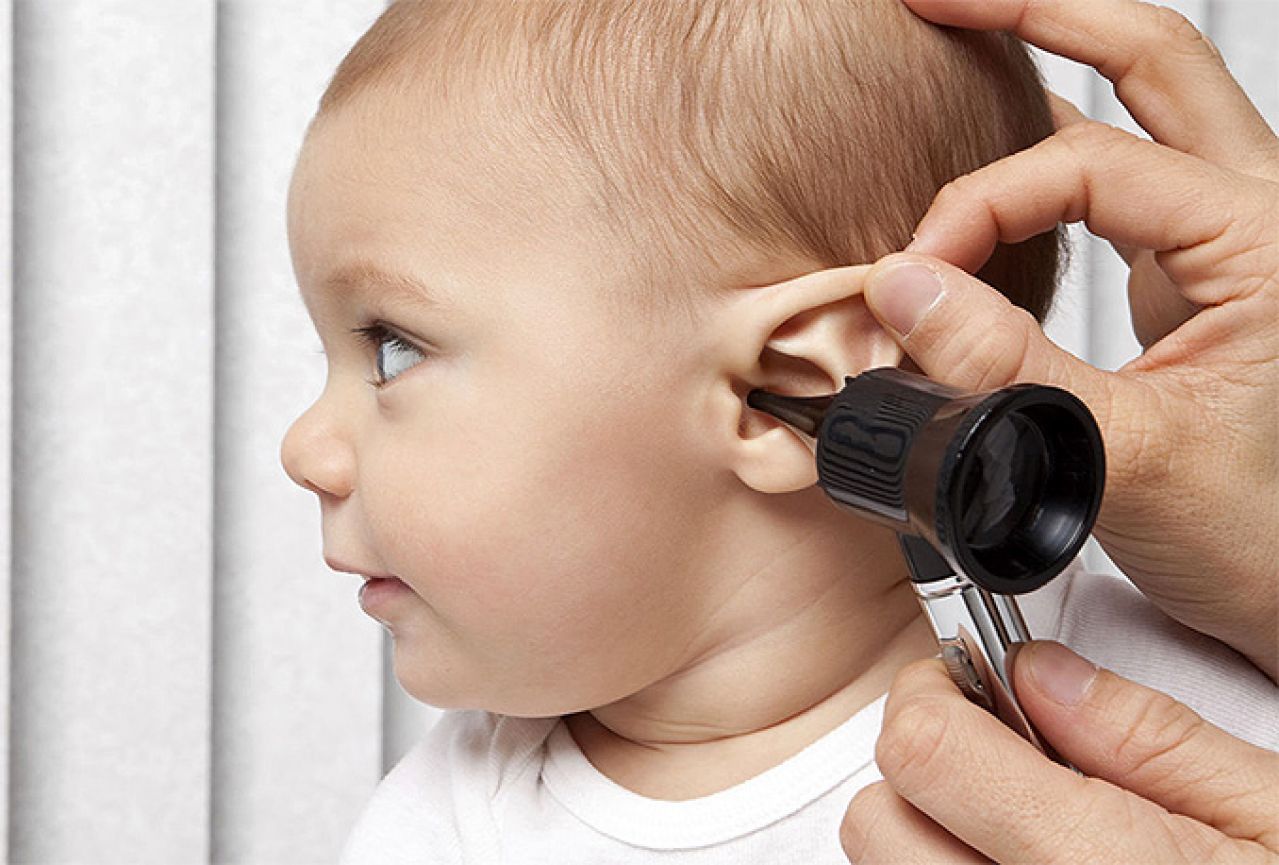 Trljanje uha može ukazivat na upalu srednjeg uha kod male djece 