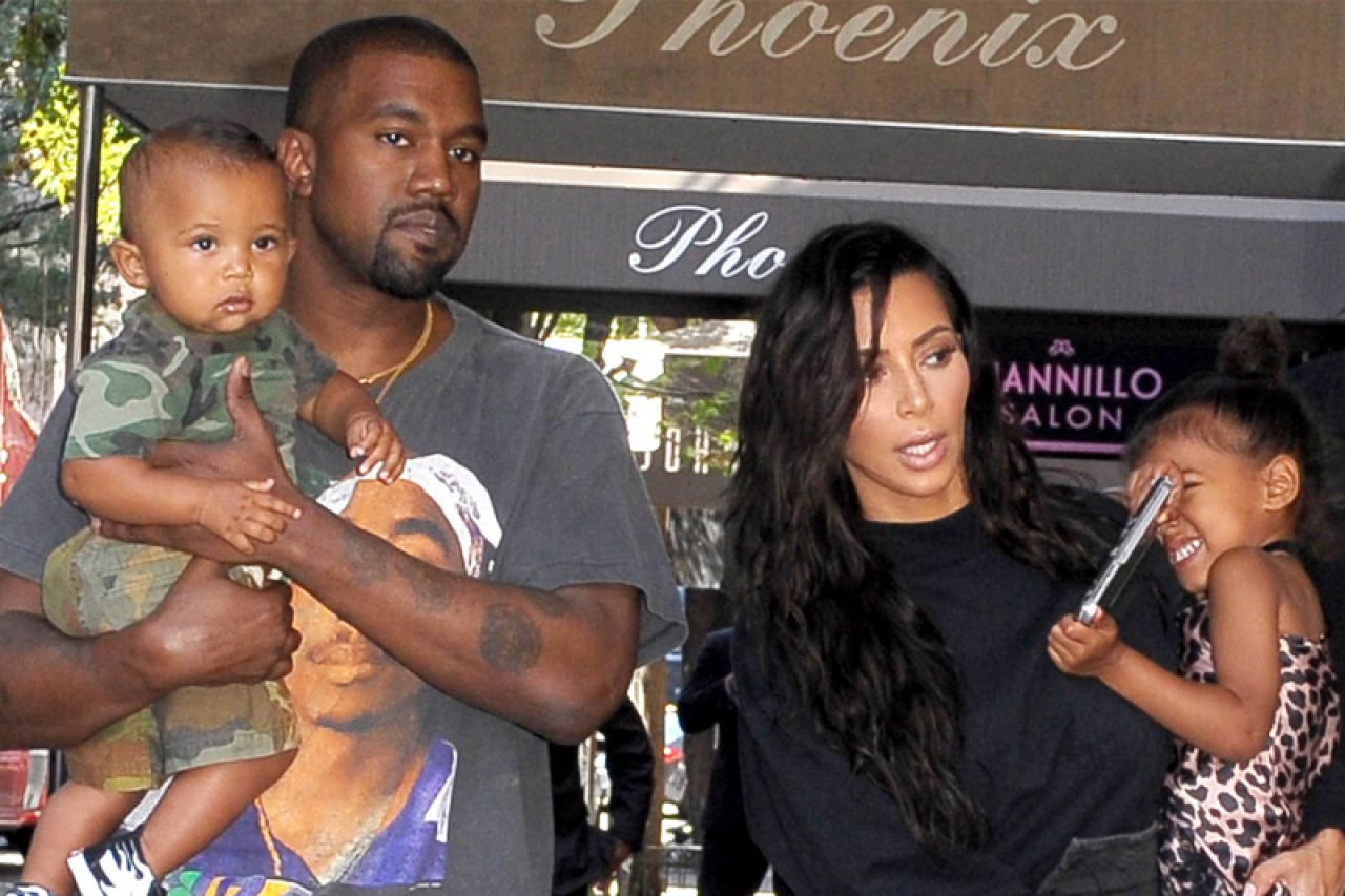 Kim Kardashian s djecom živi odvojeno od bolesnog supruga