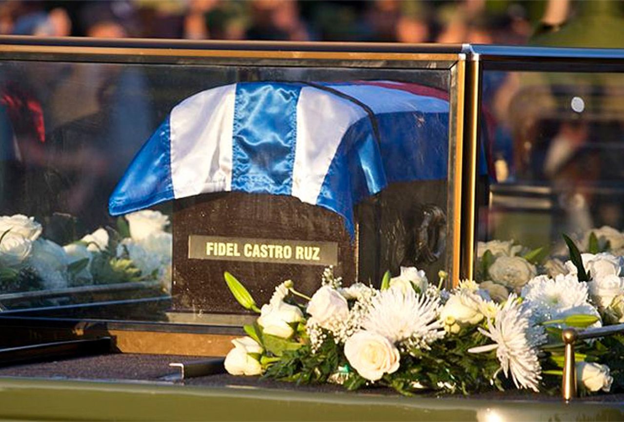Fidel Castro pokopan na privatnoj ceremoniji u Santiagu