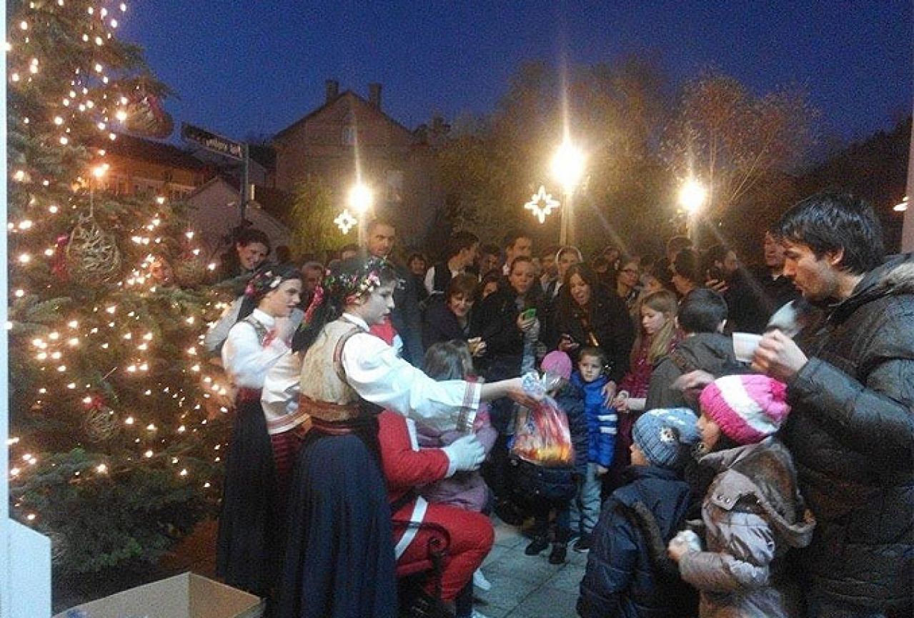 'Božićna priča u Širokom Brijegu': Najmlađi dobili darove od sv. Nikole, postavljene i jaslice