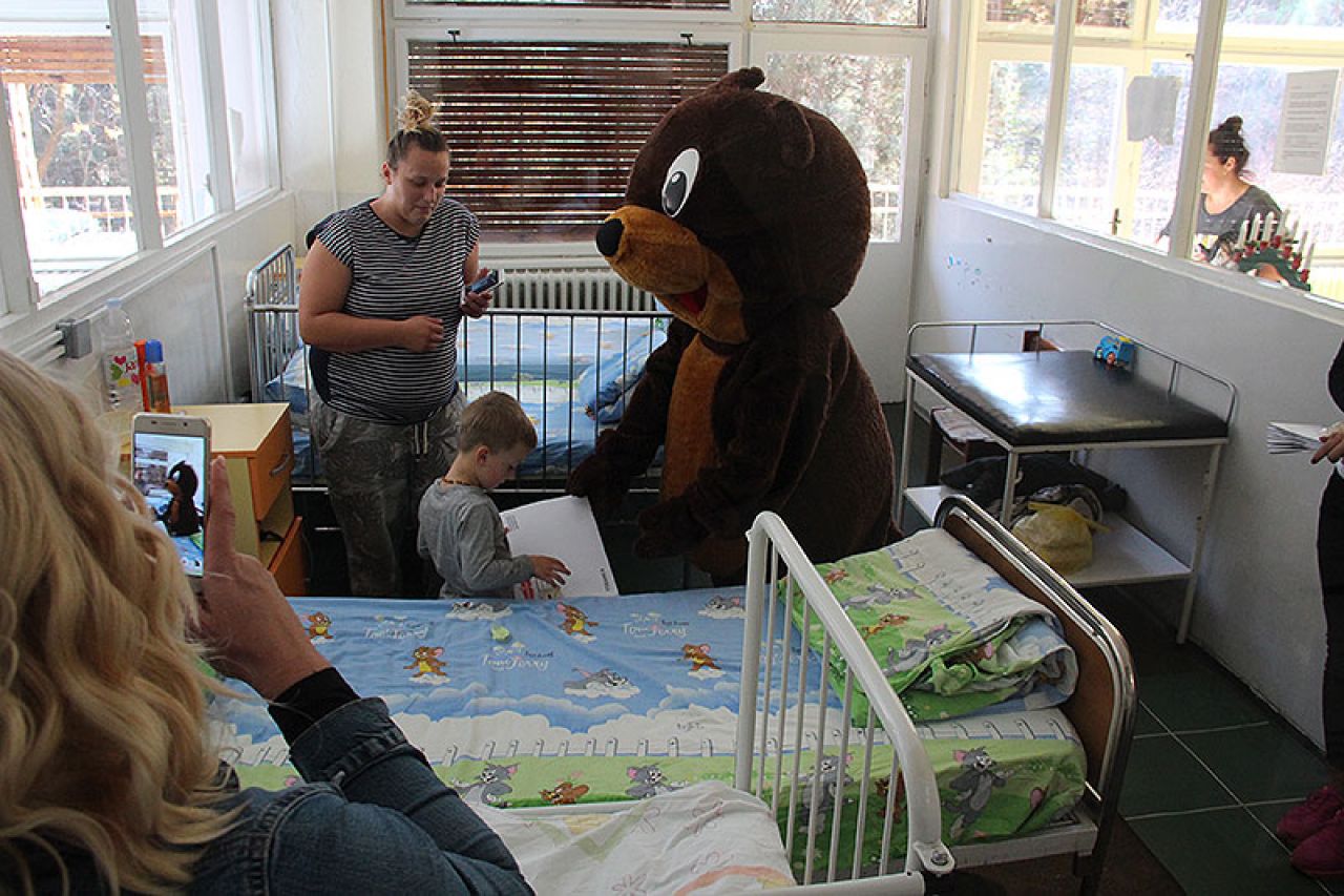 Medo Lino posjetio mališane u mostarskim bolnicama