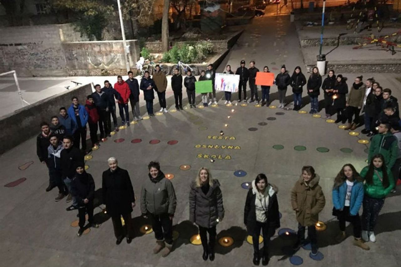 Učenici u Mostaru pale svijeće u mraku: 'Poštujte naša prava'