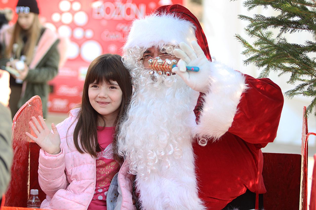 Mali božićni sajam u Čapljinu donio blagdansko ozračje