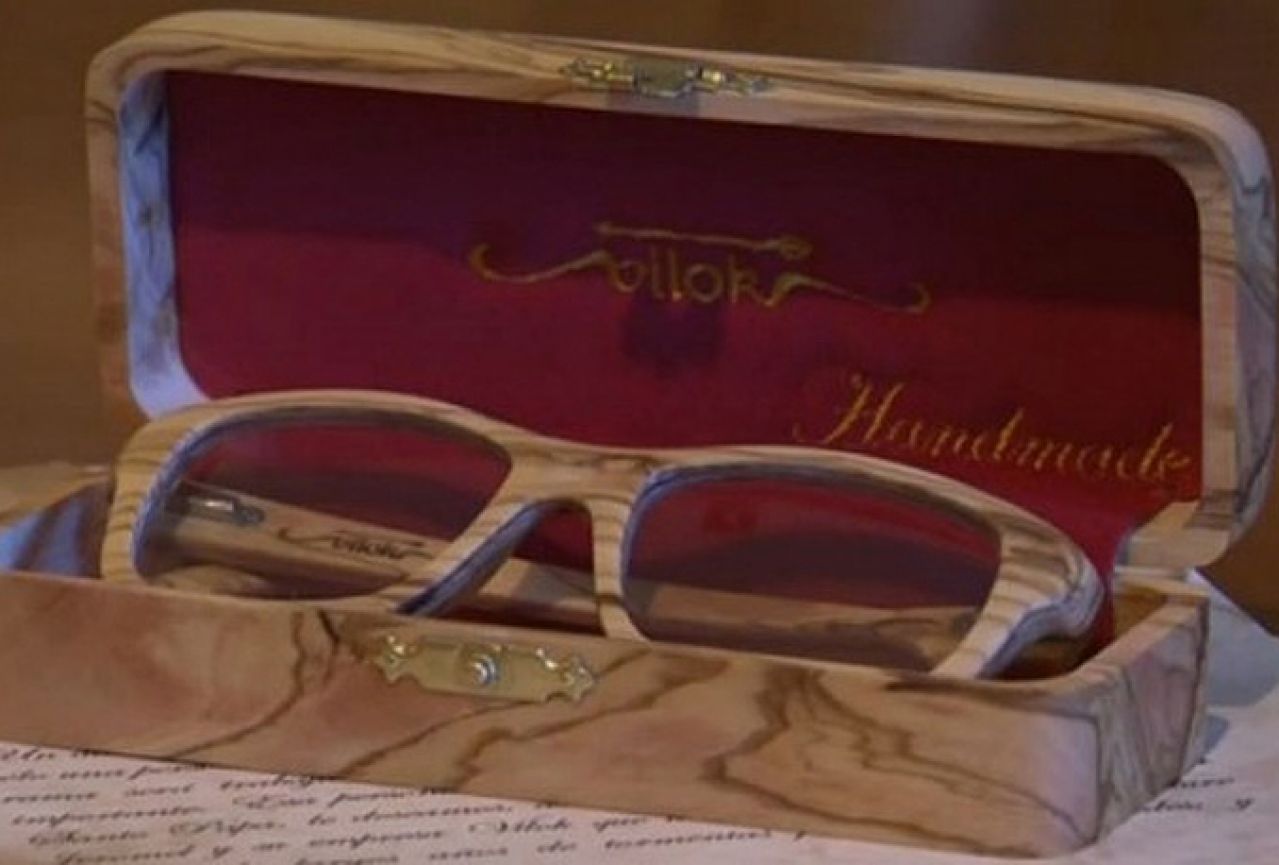 Papa Franjo za rođendan dobiva naočale sa drvenim okvirima iz Hrvatske