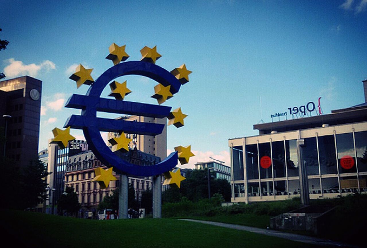 Euro nastavlja pad