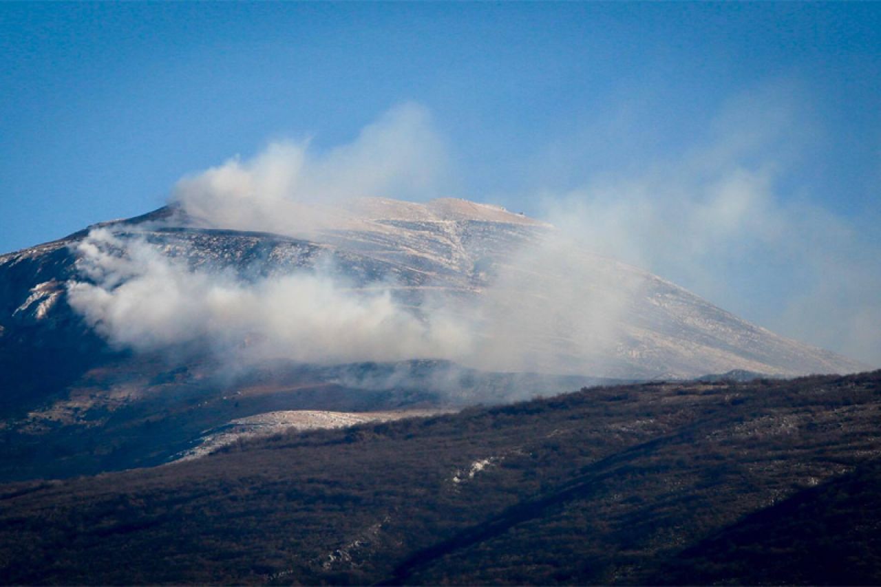 Požari na Veležu, Prenju i iznad sela Rječica još uvijek aktivni