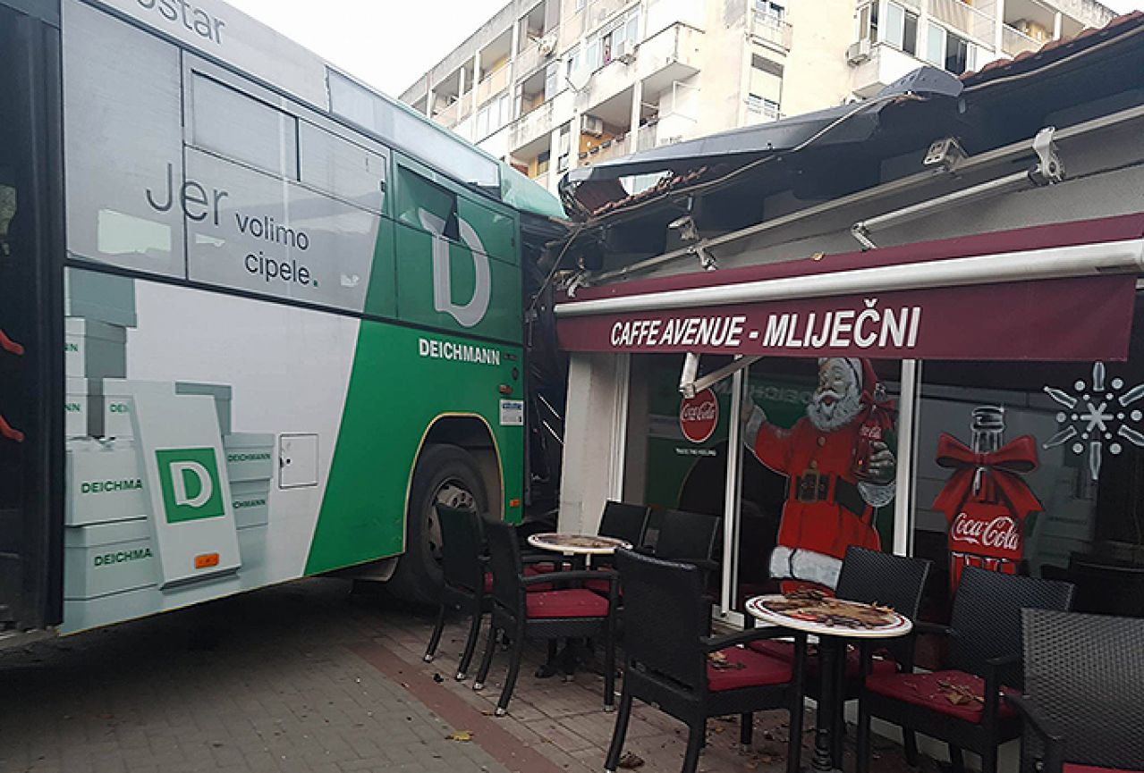 Mostar: Tragedija izbjegnuta, autobus se zabio u kafić