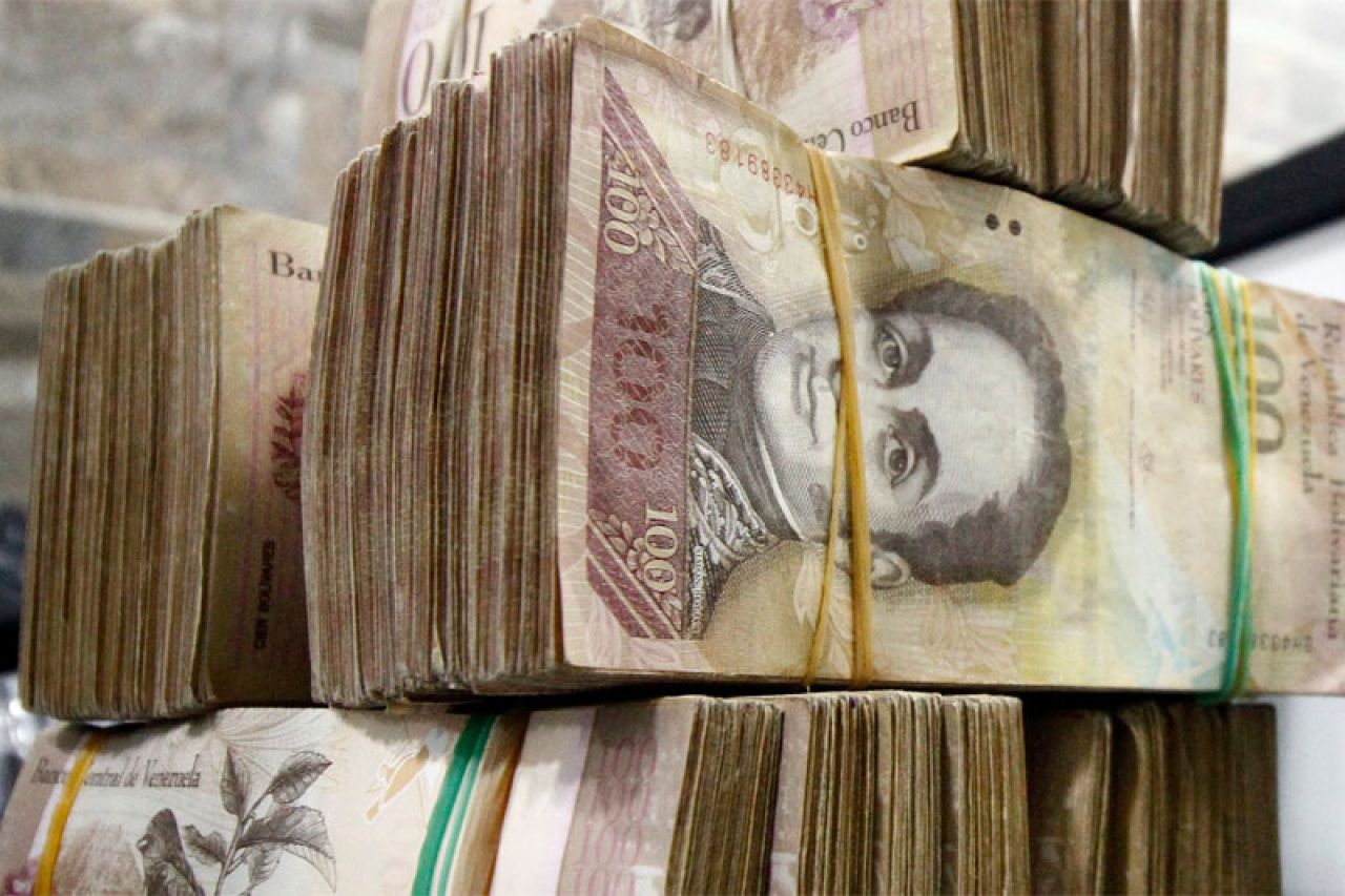 Venezuelci ljutiti u redovima čekaju da bi vratili novčanice od 100 bolivara