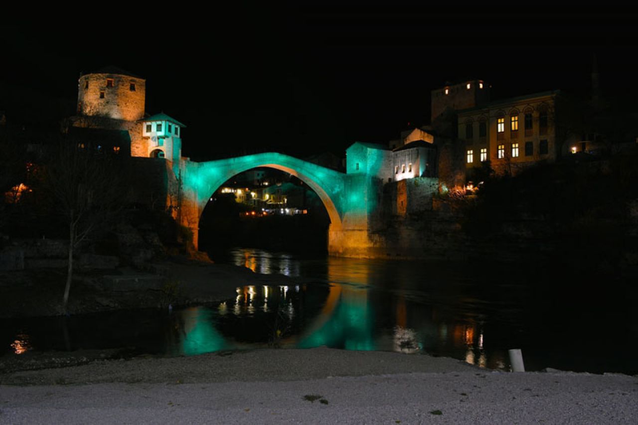 Solidarnost iz Mostara: Stari most osvijetljen bojama Sirije