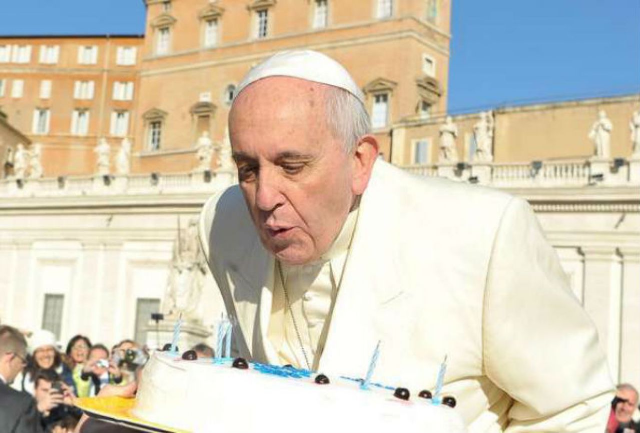 Papa proslavio rođendan s beskućnicima