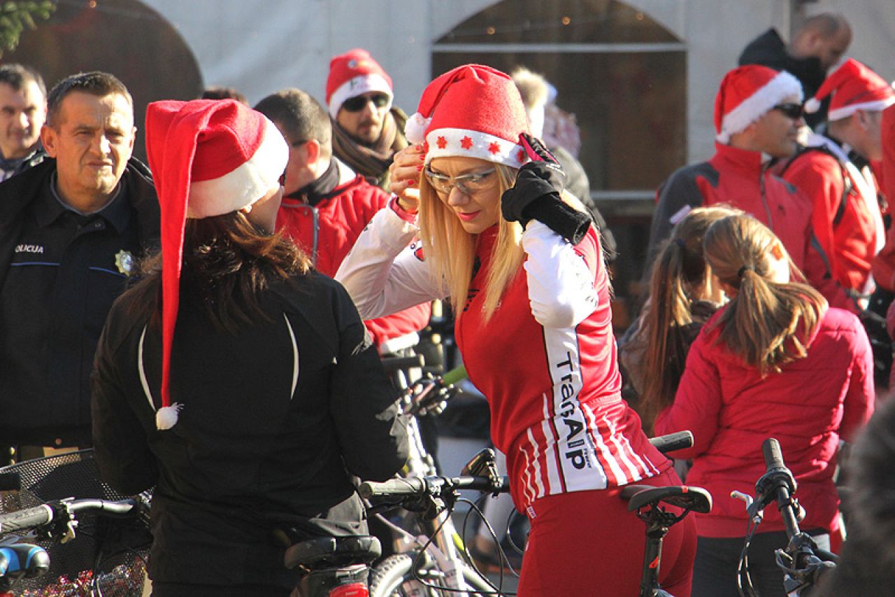 Mostar: Djedovi Božićnjaci se provozali na biciklima