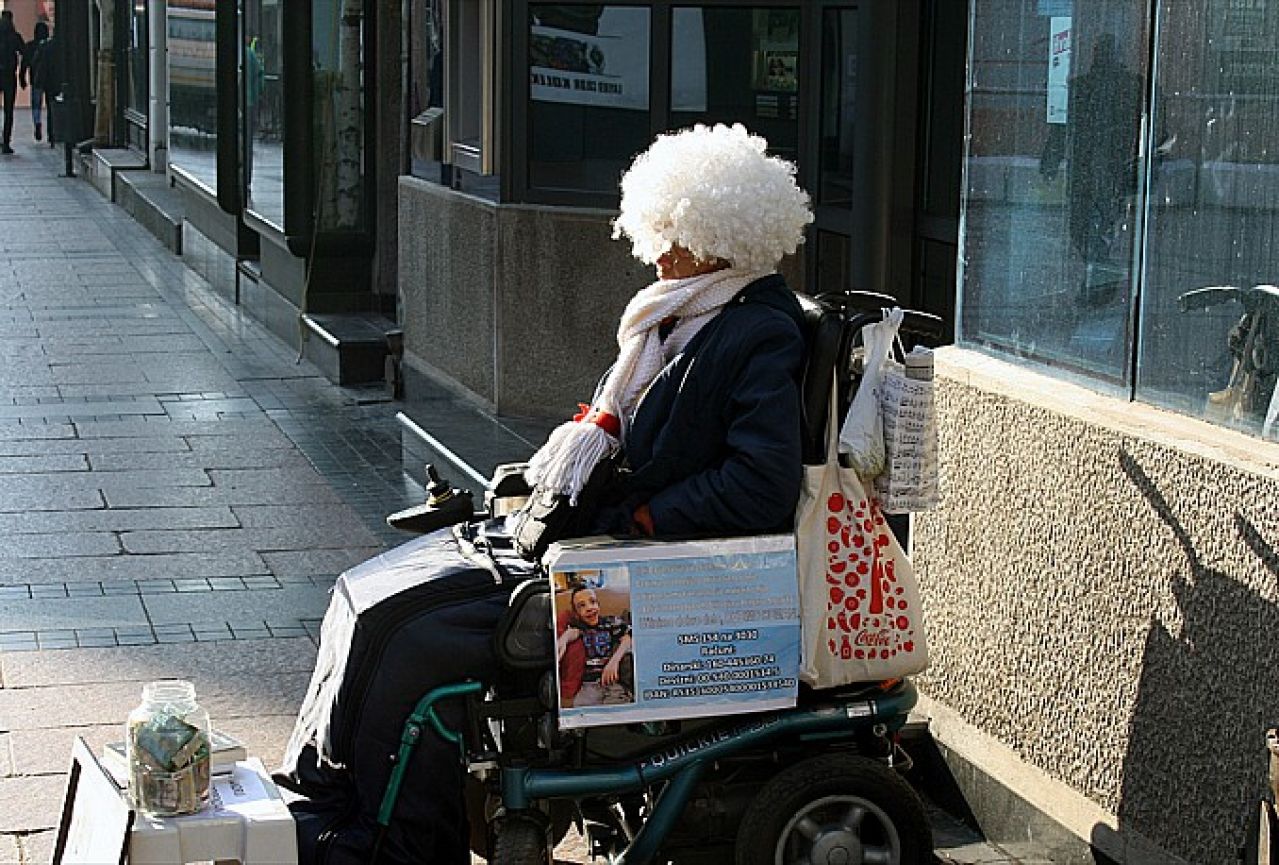 Humanitarka u invalidskim kolicima i na hladnoći prikuplja priloge za liječenje drugih