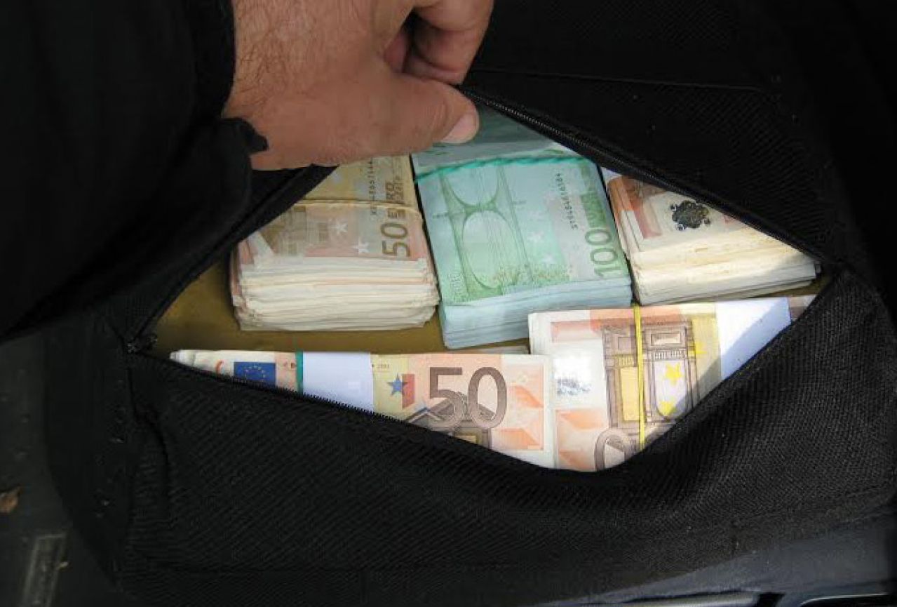 Granična policija spriječila nezakonit prijenos 56.120 eura iz BiH u Dubai