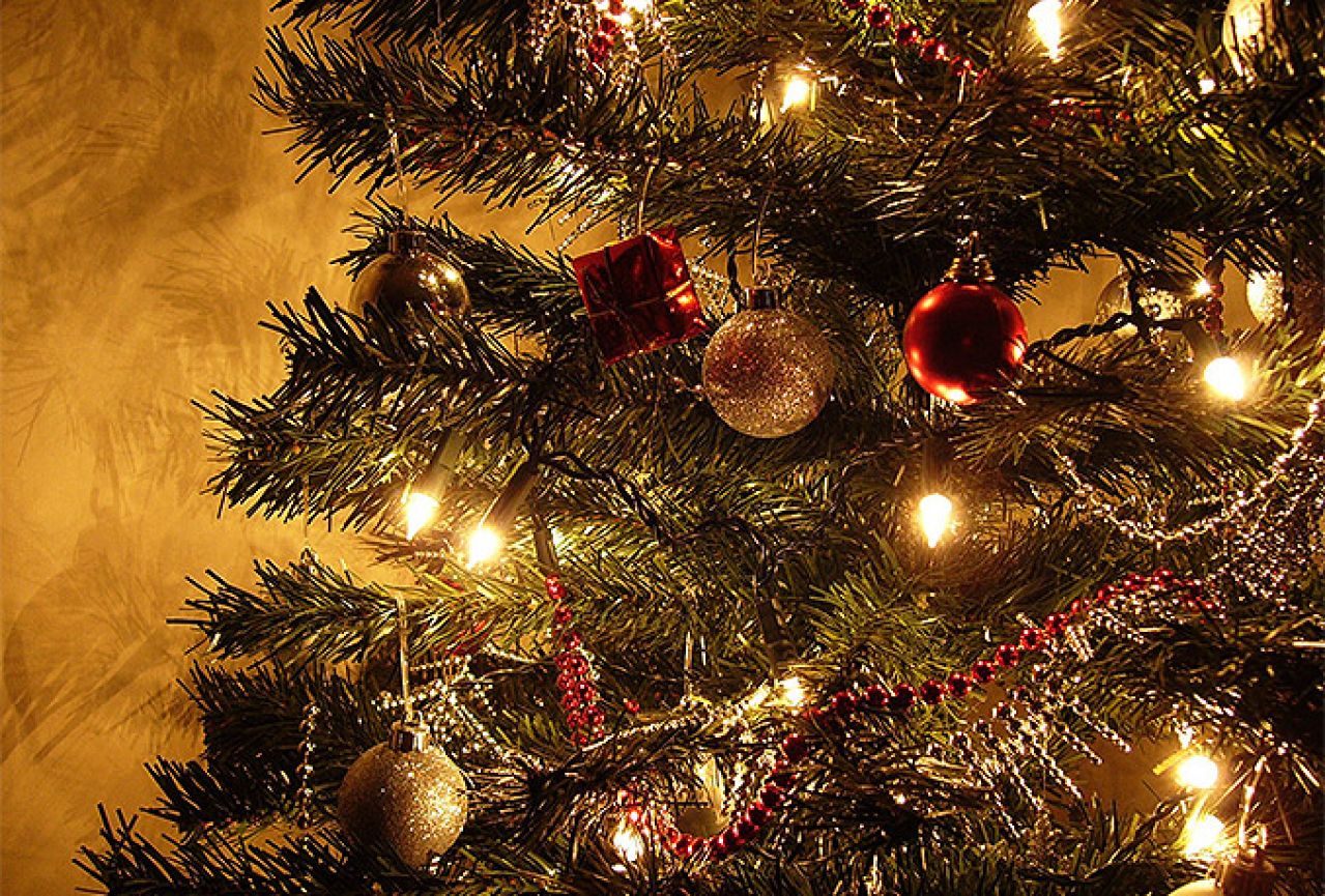 Evo koje su sve prednosti pravog božićnog drvca, a koje umjetnog