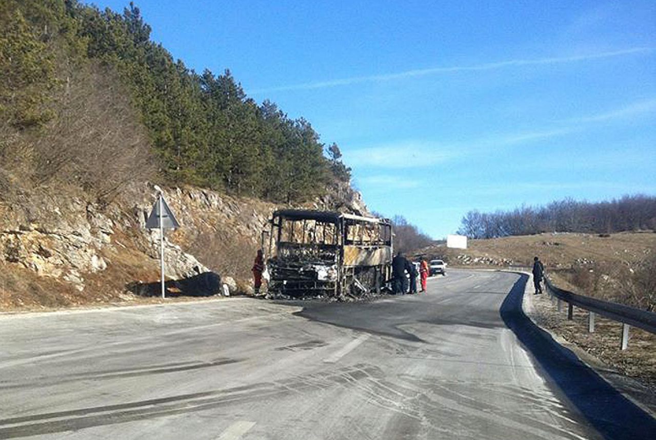 Kod Prozora u potpunosti izgorio autobus mostarske firme