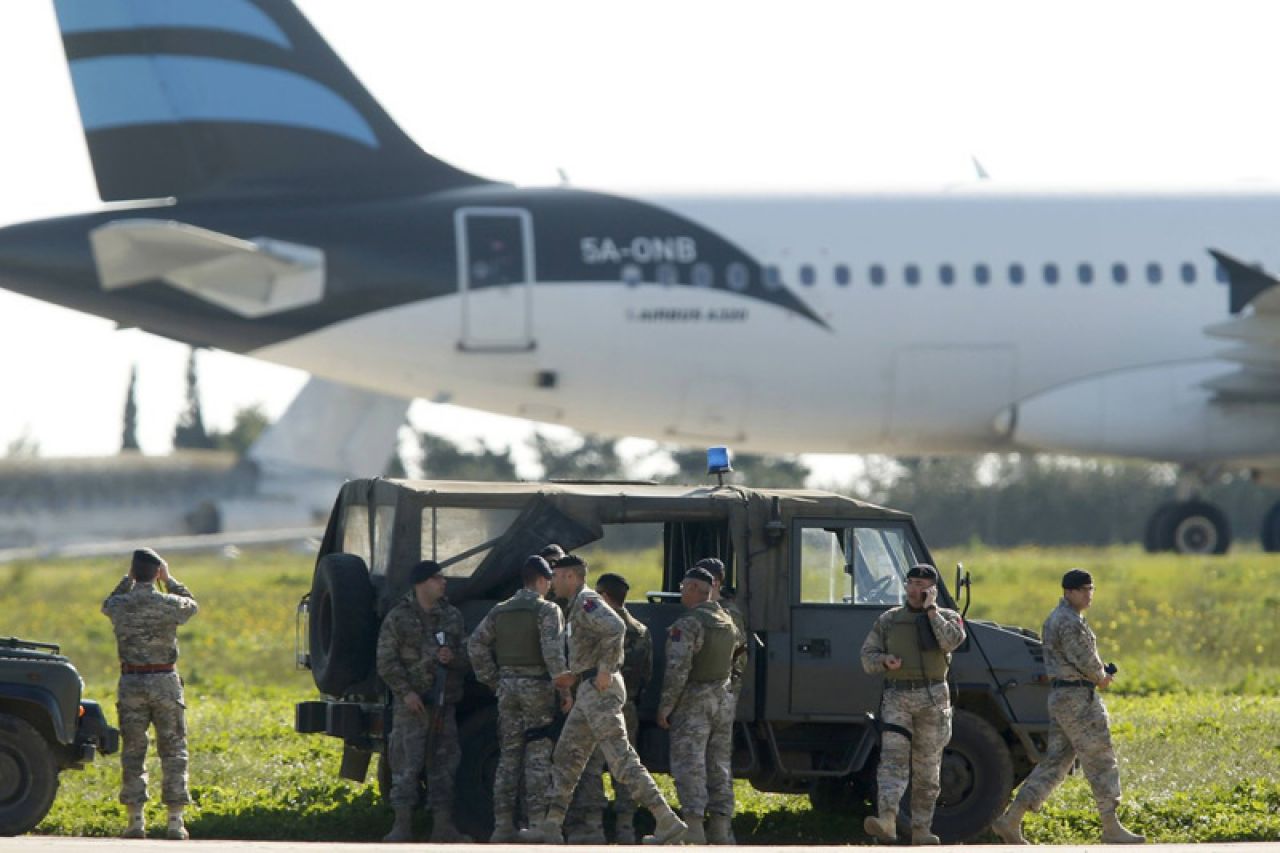 Malta: Oslobođeni putnici i posada otetog zrakoplova; Otmičari se predali i privedeni su