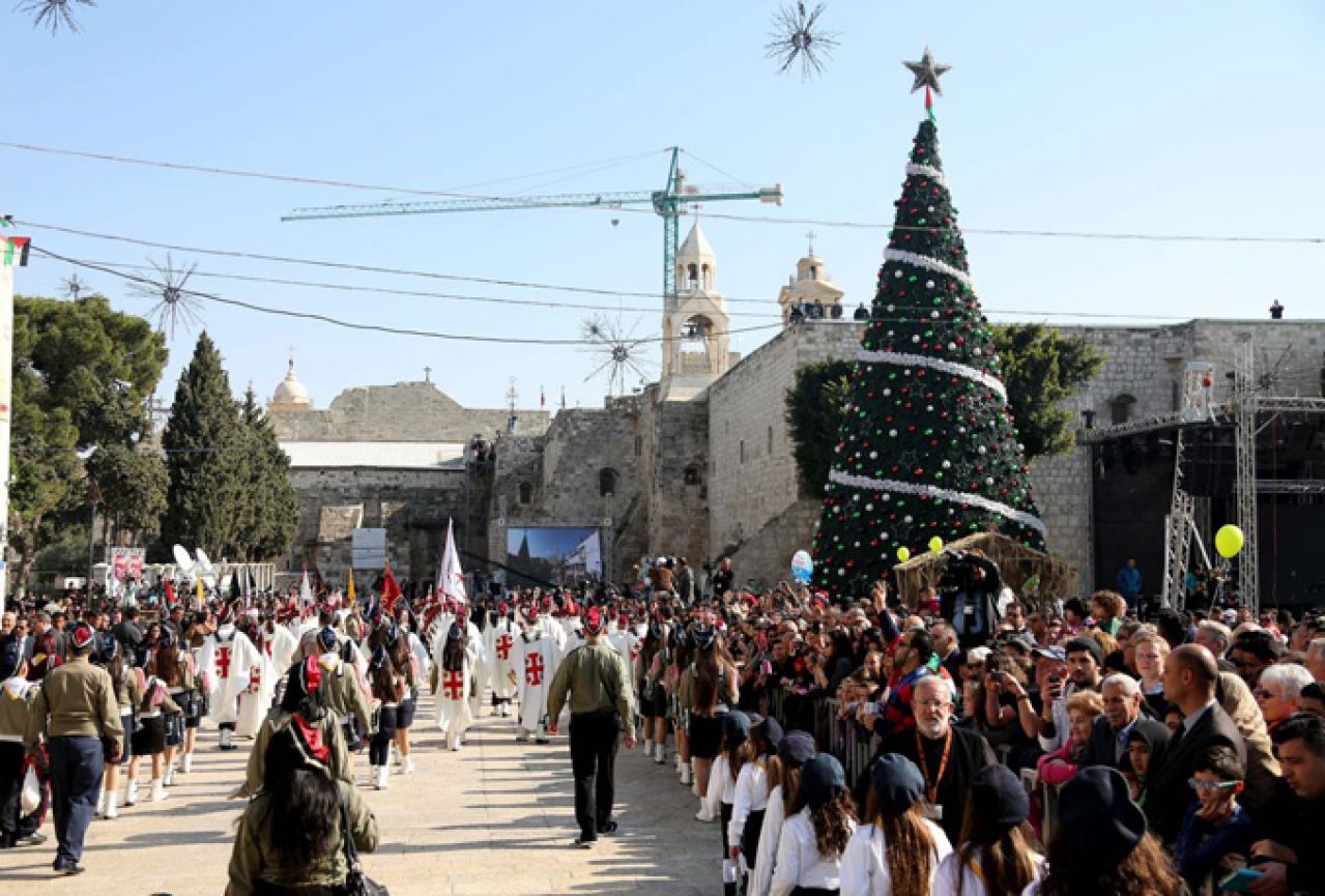 Veliki broj ljudi u Betlehemu uoči božićne mise