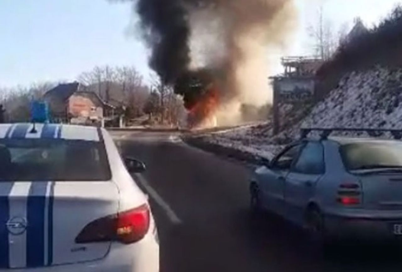 Izgorio autobus koji je prevozio djecu