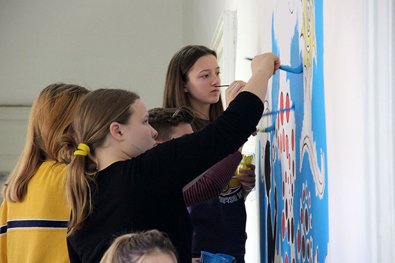 Mladi i grafiti: Mostarski đaci uljepšali enterijer škole