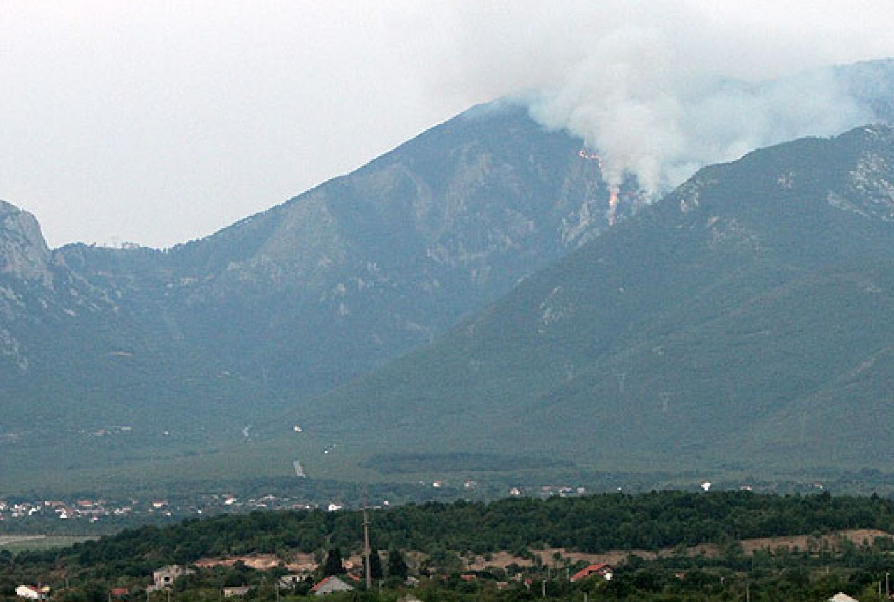Požar na Rujištu se intenzivno prati, i dalje bez uvjeta za angažman helikoptera