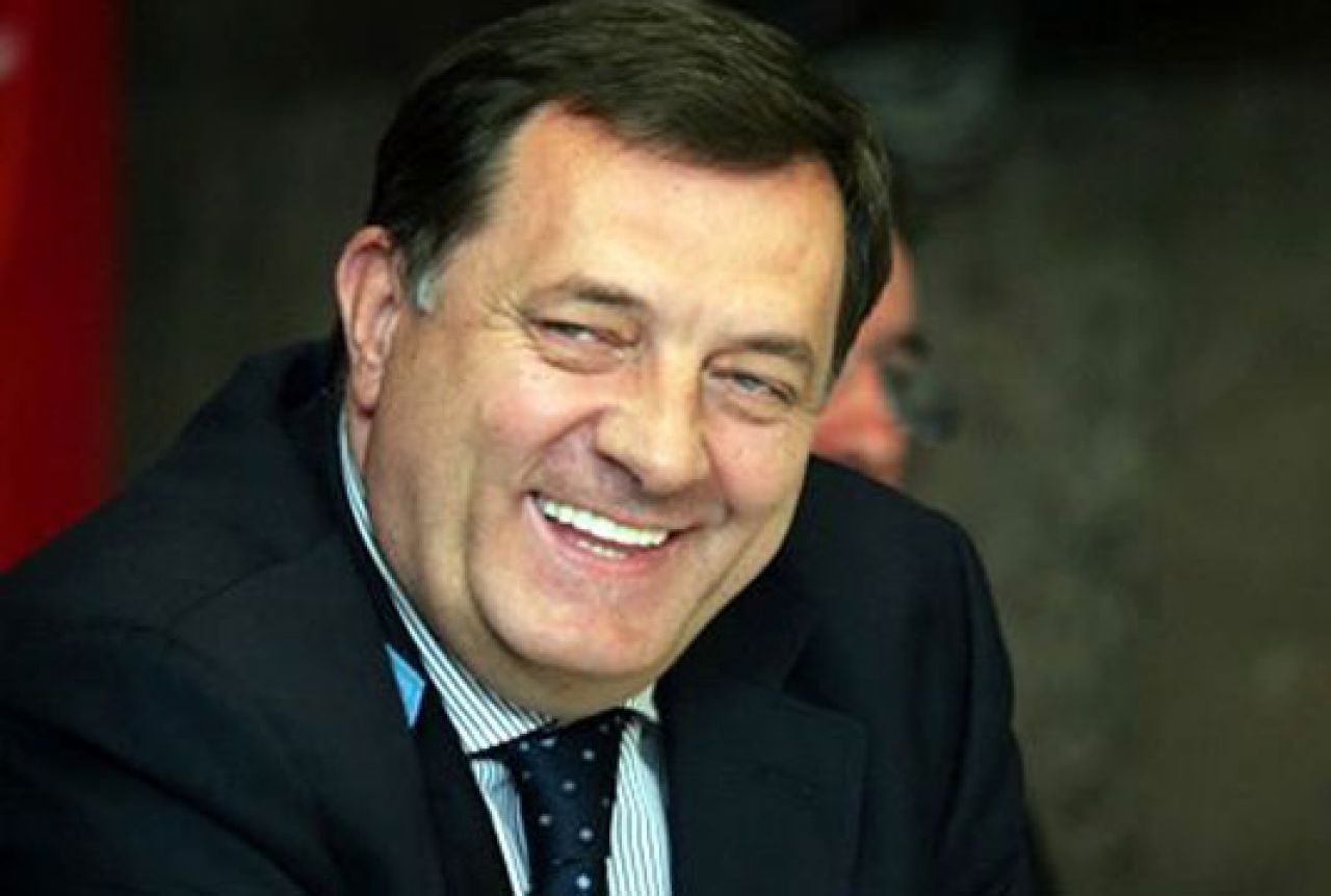Bespotrebna ''haranga'': Dodik pokazao pozivnicu za inauguraciju Trumpa 