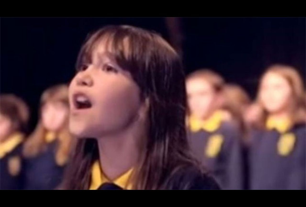 Glazba je svemoguća: Autistična djevojčica izvedbom pjesme "Aleluja" oduševila svijet