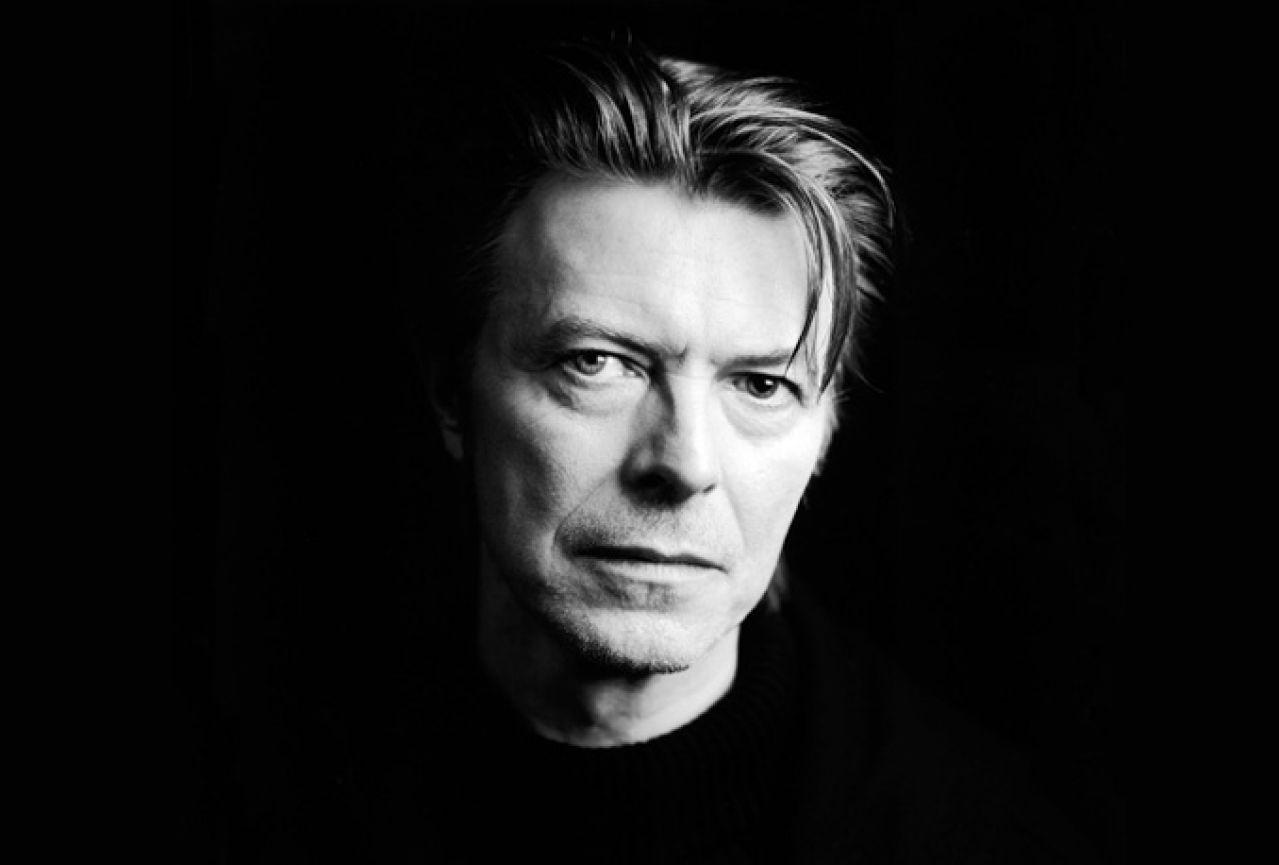 Smrt Davida Bowieja za znastvneni skup