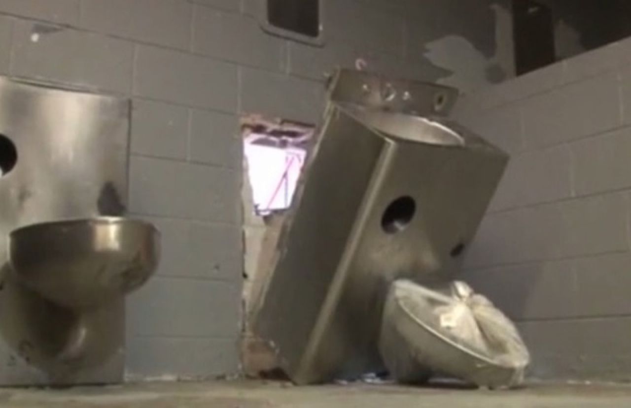 Zatvorenici pobjegli kroz rupu iza WC školjke 