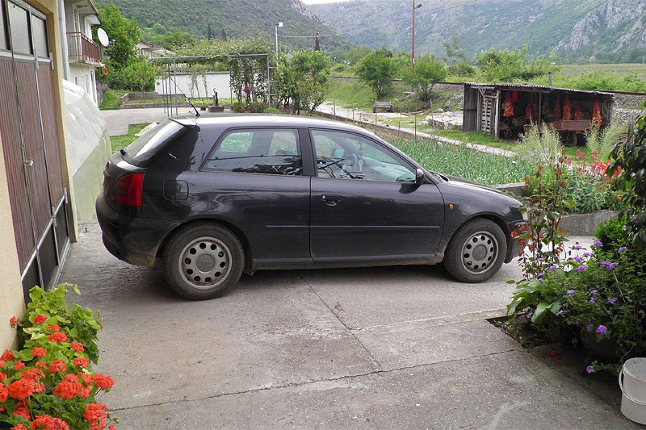 Mostar: Žrtva pljačke preko Facebooka traži ukradeni automobil