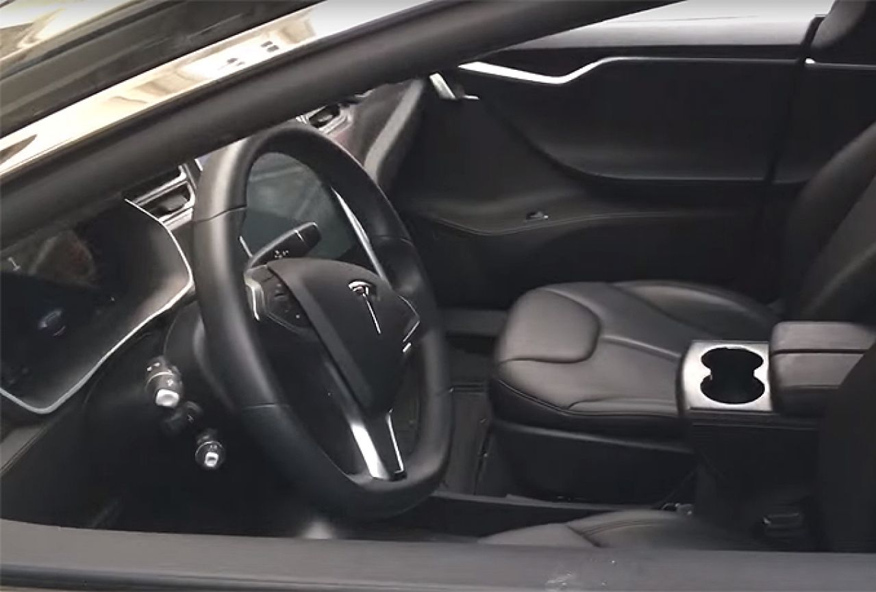 Pogledajte kako je automobil Tesla predvidio sudar na autocesti