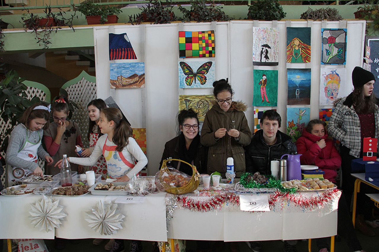 Mostar: Učenici i nastavnici organizirali zimski bazar