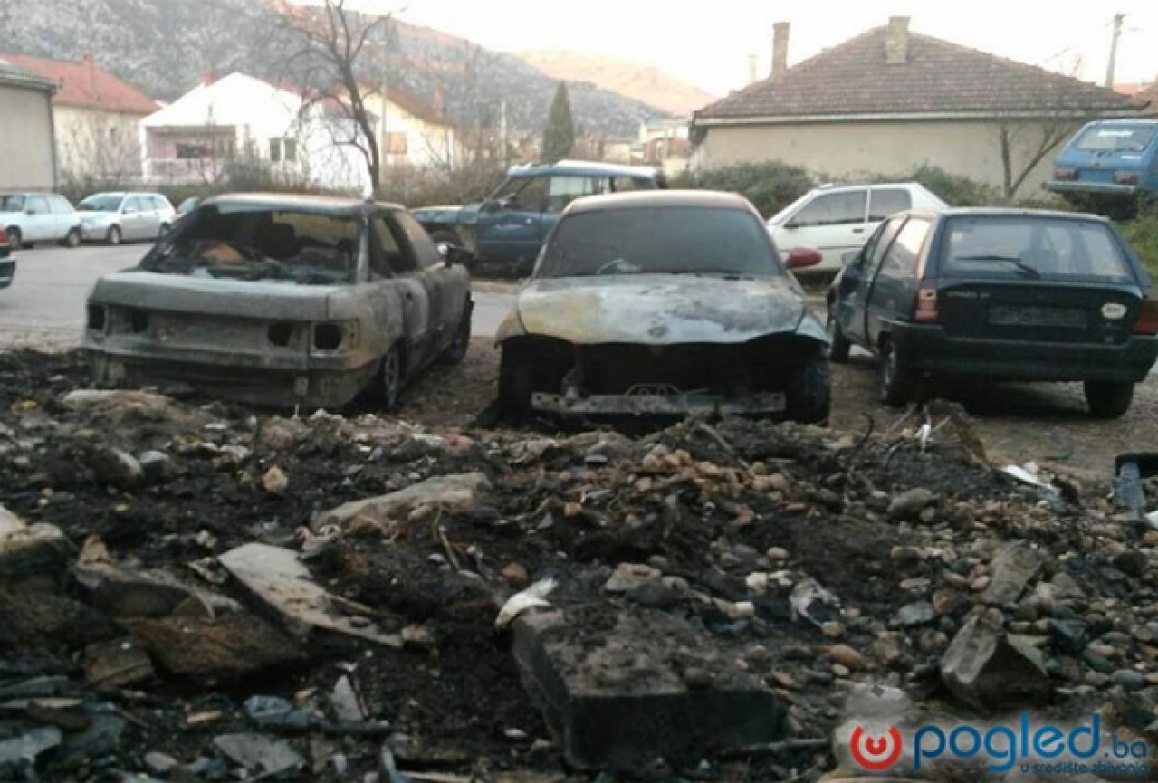 Požar uništio tri osobna vozila u mostarskom naselju Rudnik