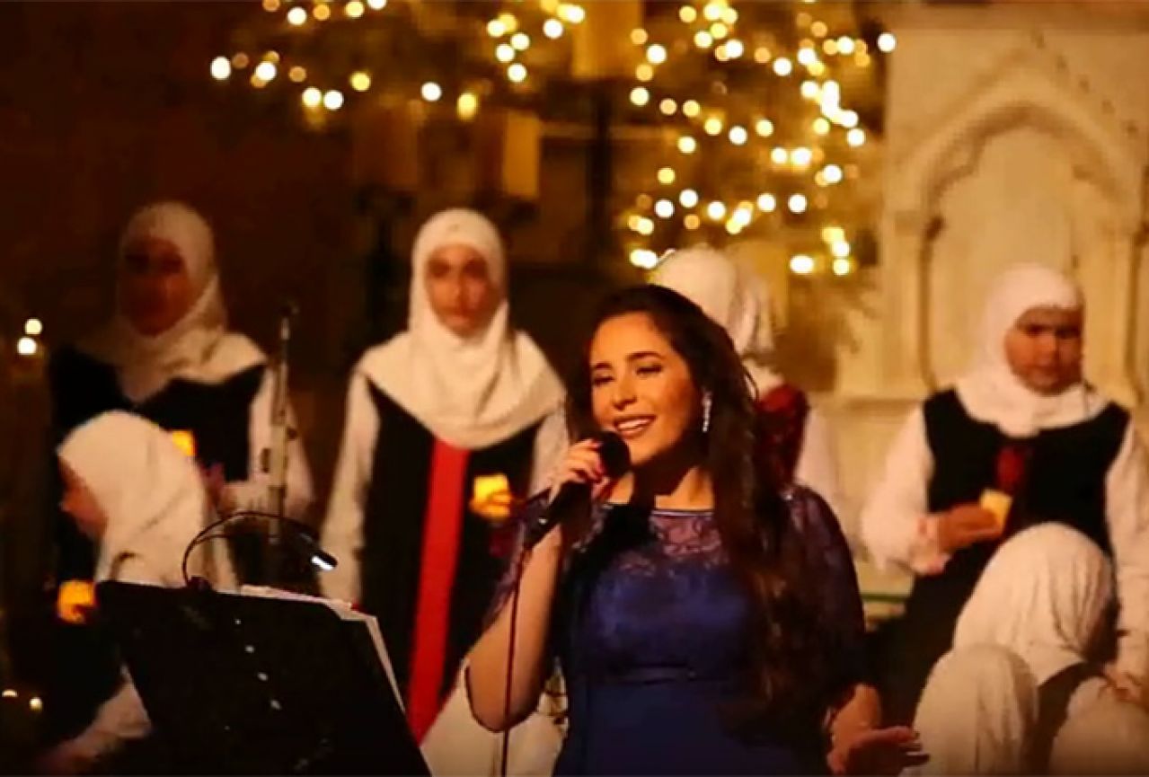Djevojke s hidžabom ušetale u crkvu i zapjevale 'Tihu noć'