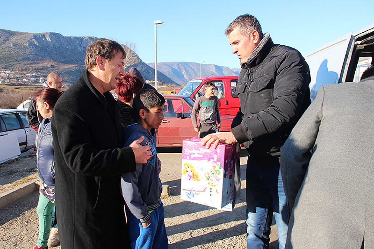 Mostar: Romska djeca dobila paketiće