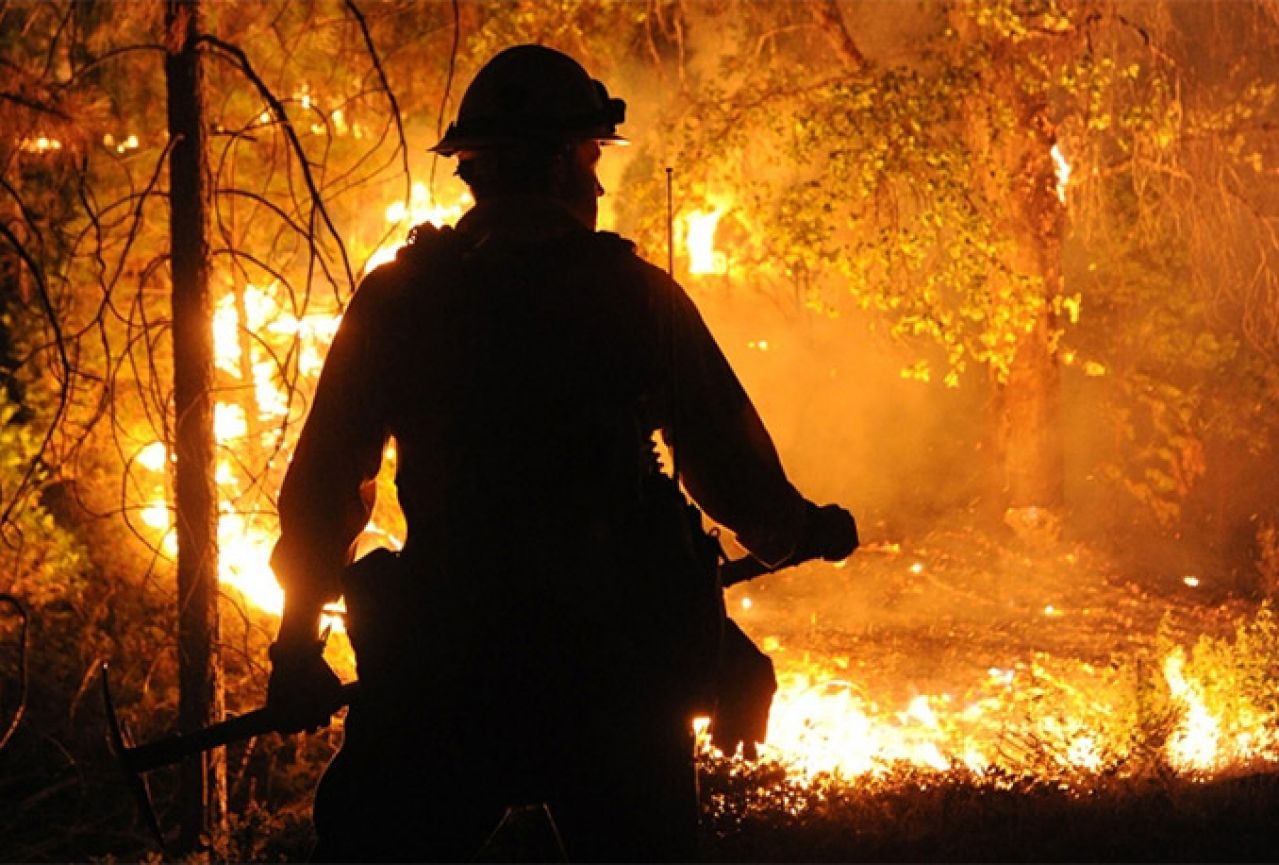 Čapljina: Požar ugrozio kuće, izgorjeli plastenici