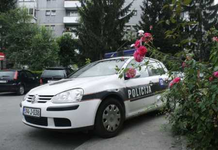 https://storage.bljesak.info/article/181812/450x310/policija-sarajevo-cvijece.jpg