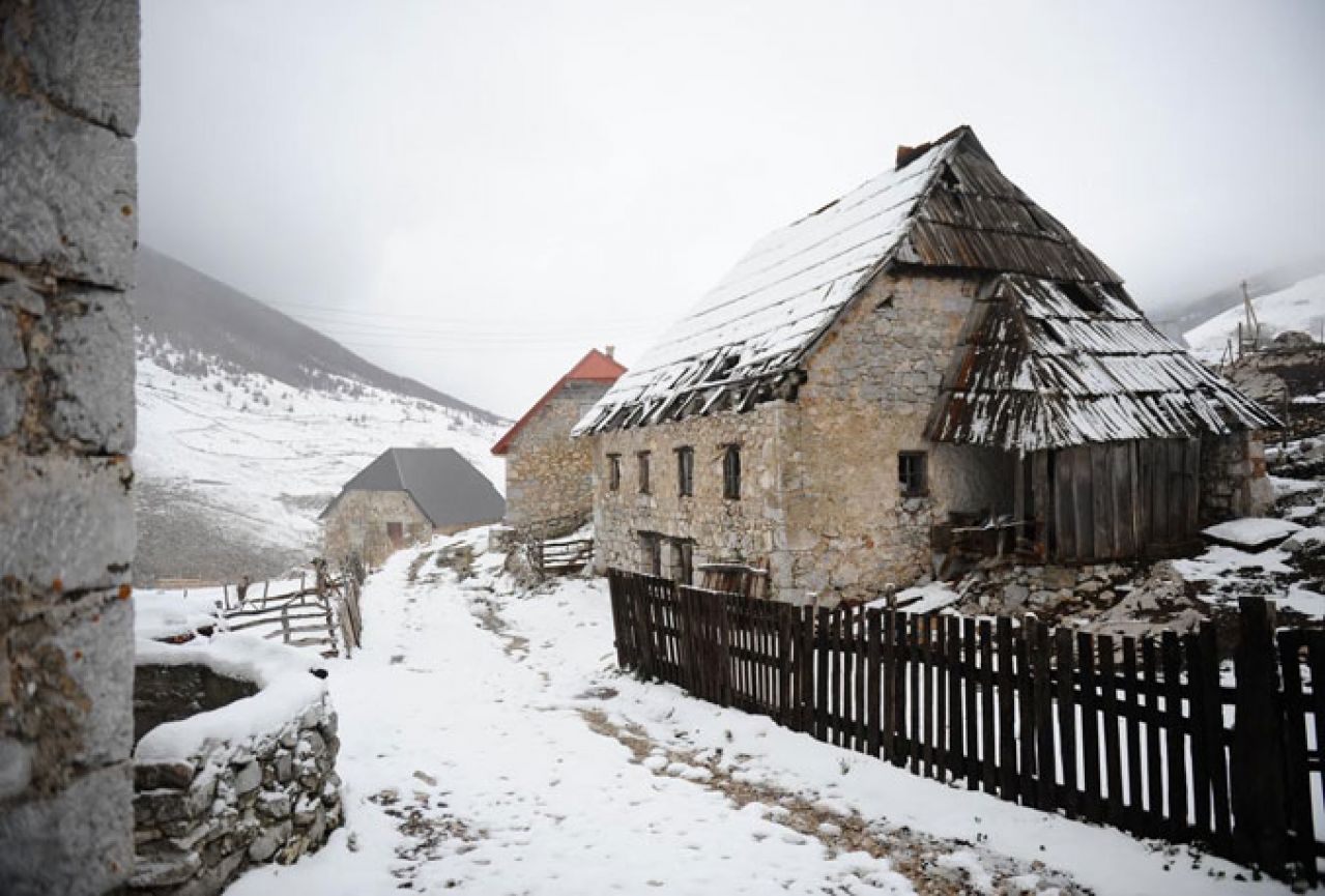 Lukomir: Selo okovano snijegom, stanovnici se vraćaju tek na proljeće
