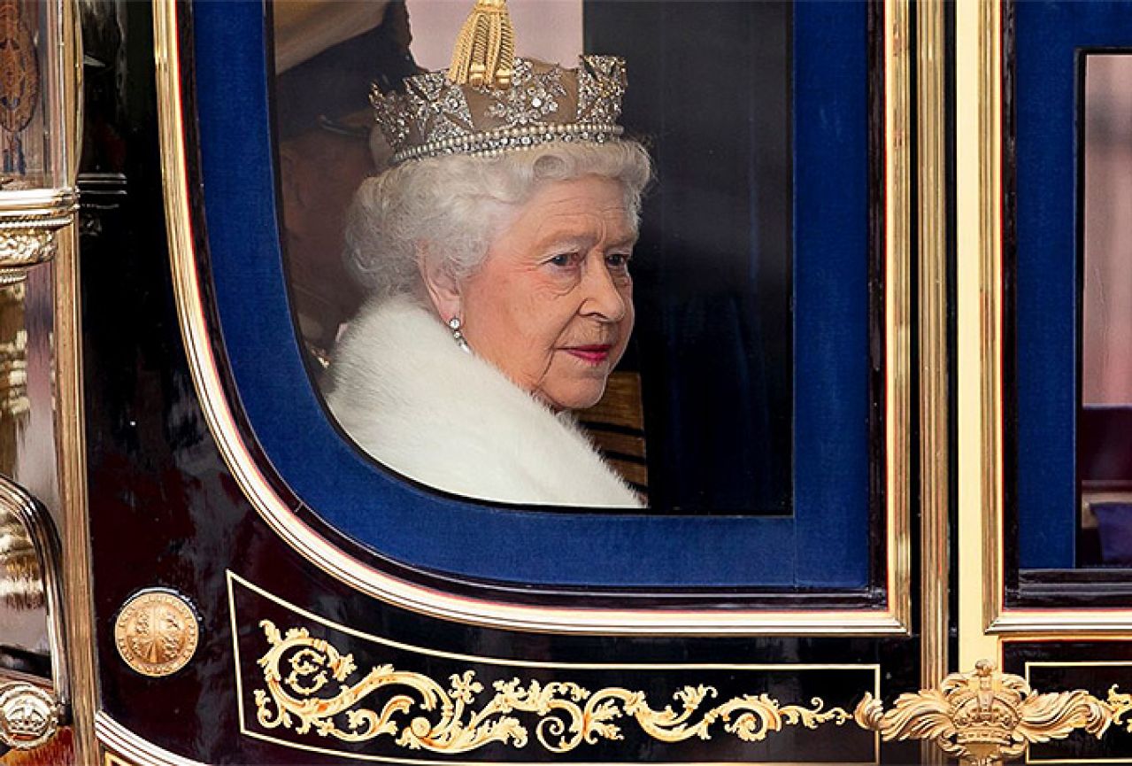 Buckinghamska palača nije zabrinuta, kraljica se oporavlja