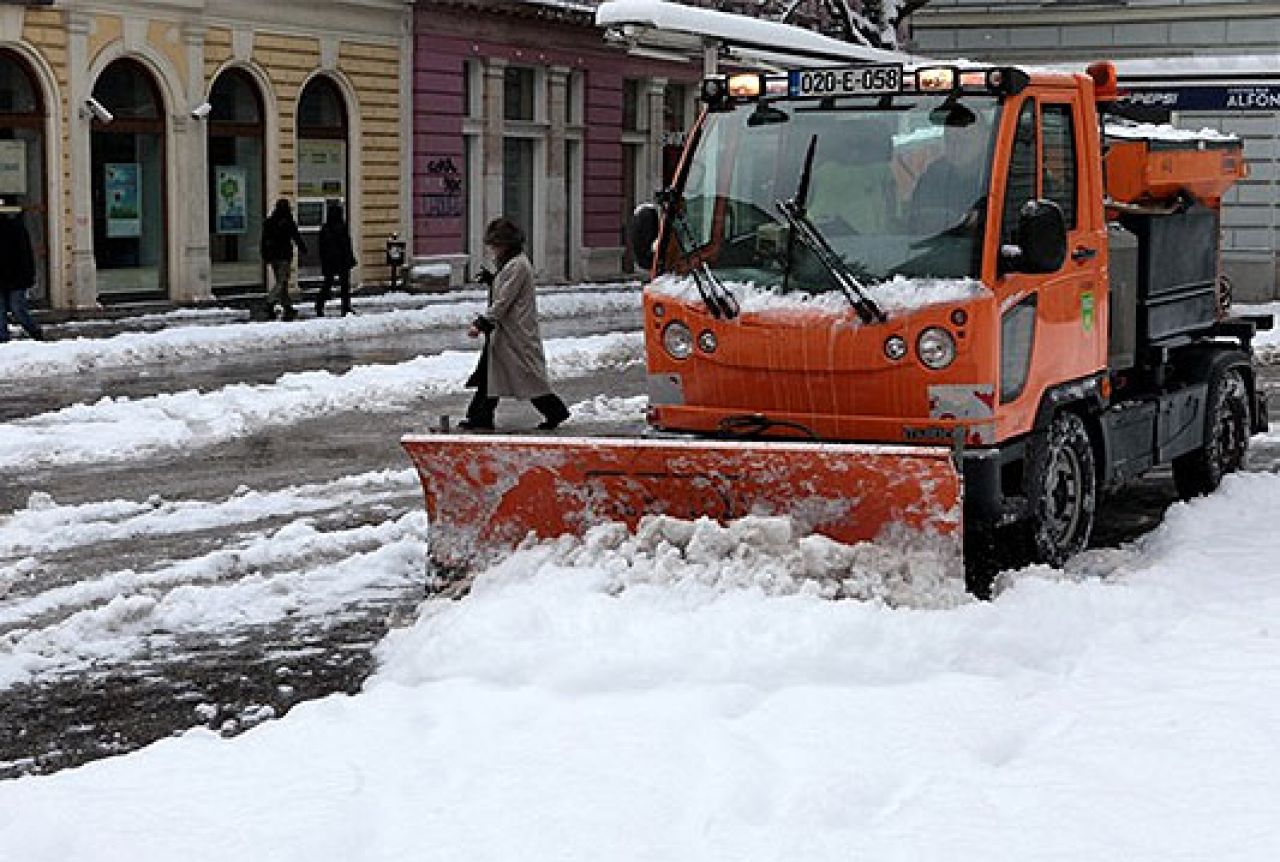 Prvi ovogodišnji snijeg prekrio ulice bh.gradova