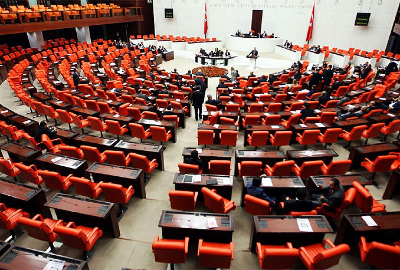 Turski parlament glasuje o produženju izvanrednog stanja za tri mjeseca