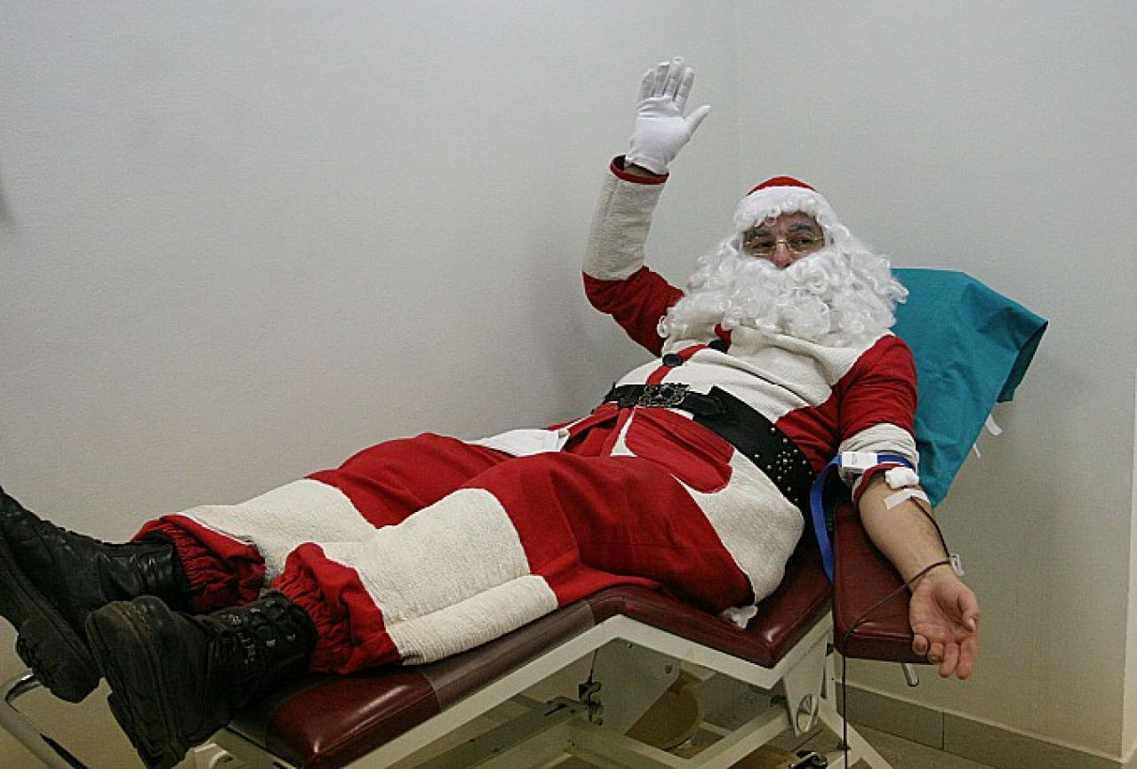 Djed Mraz dao prvu dozu krvi u 2017. godini