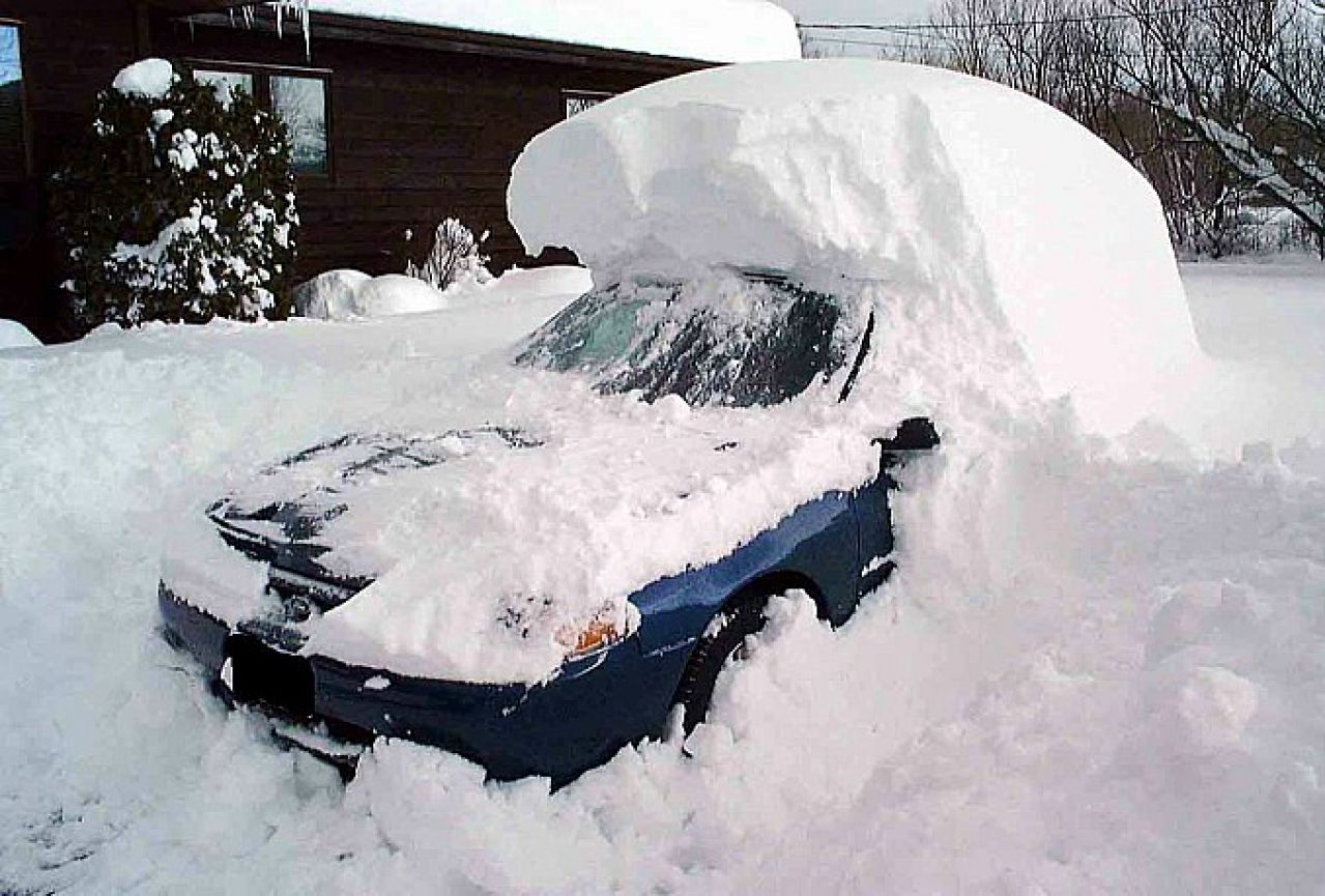 VIDEO | Kako brzo i učinkovito očistiti automobil od snijega