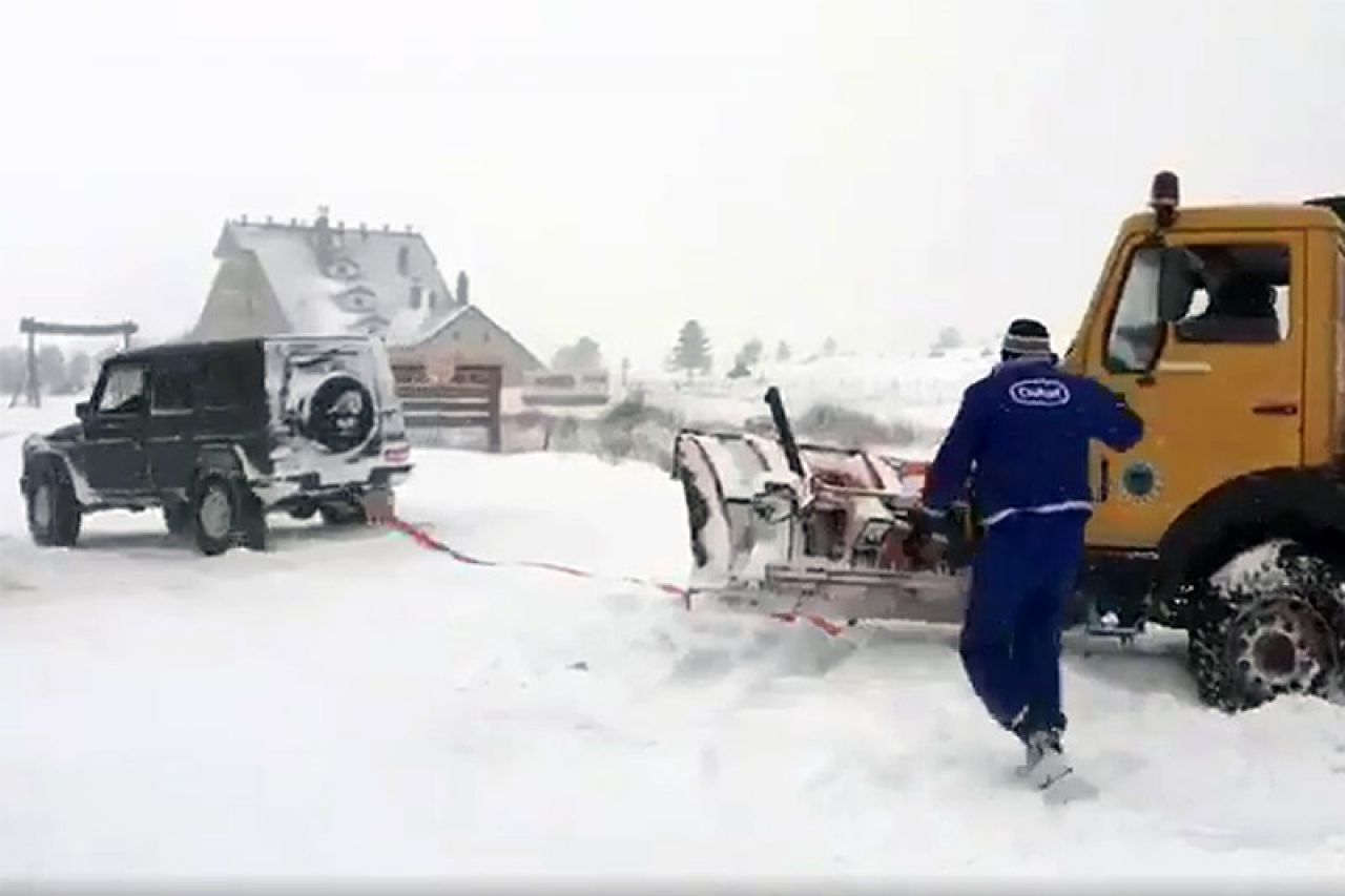Viralni video s Blidinja: Mercedes ''čupa'' ralicu iz snijega