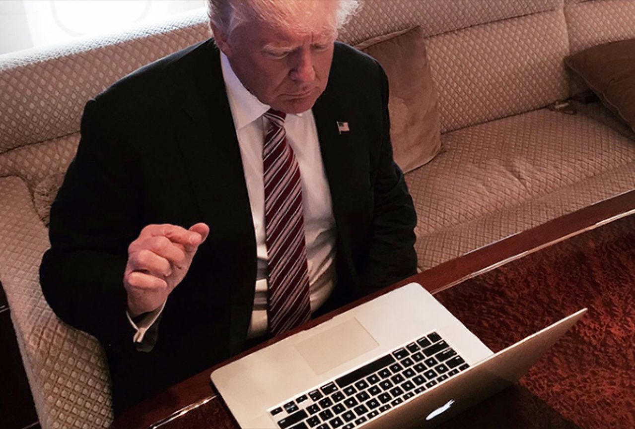 Trump savjetuje: Ostavite računala, koristite papir i olovku