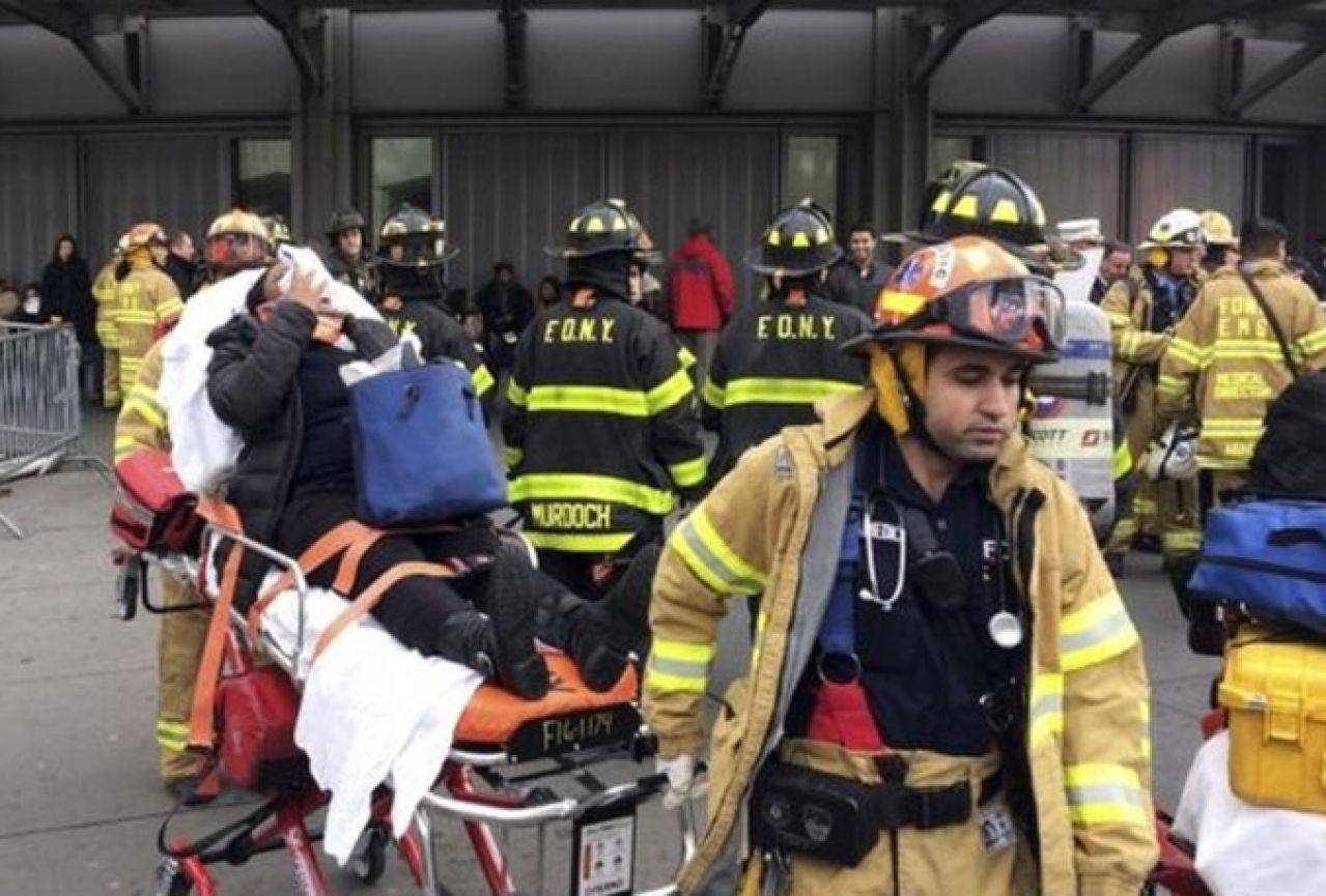 Vlak u New Yorku iskočio iz tračnica, oko 100 osoba ozlijeđeno