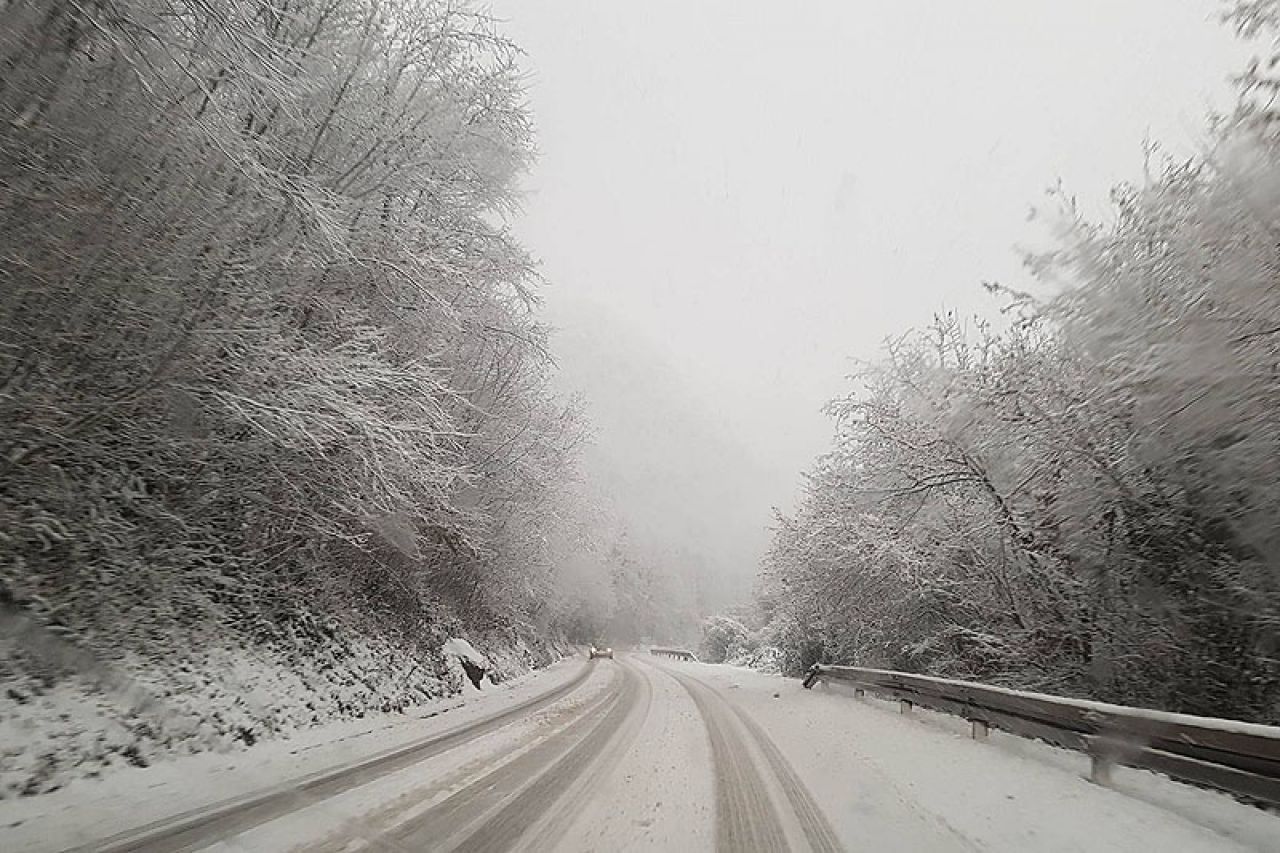 Snijeg, kiša i bura: Promet usporen na svim putnim pravcima