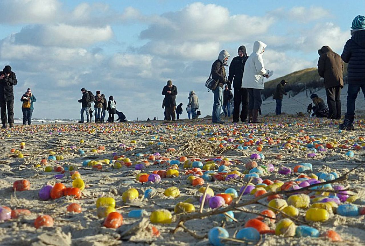 Na radost djece: More izbacilo desetke tisuća kinder jaja